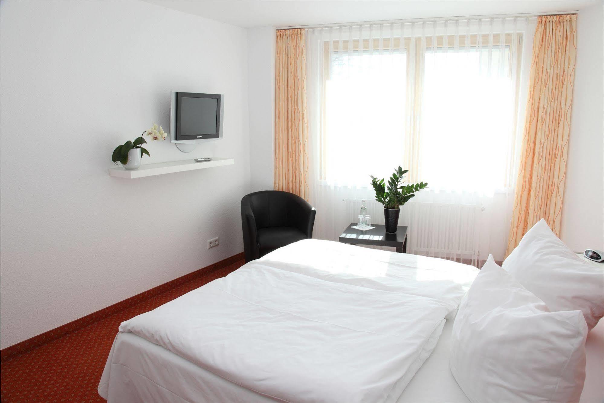 Lobinger Hotel Weisses Ross Лангенау Экстерьер фото