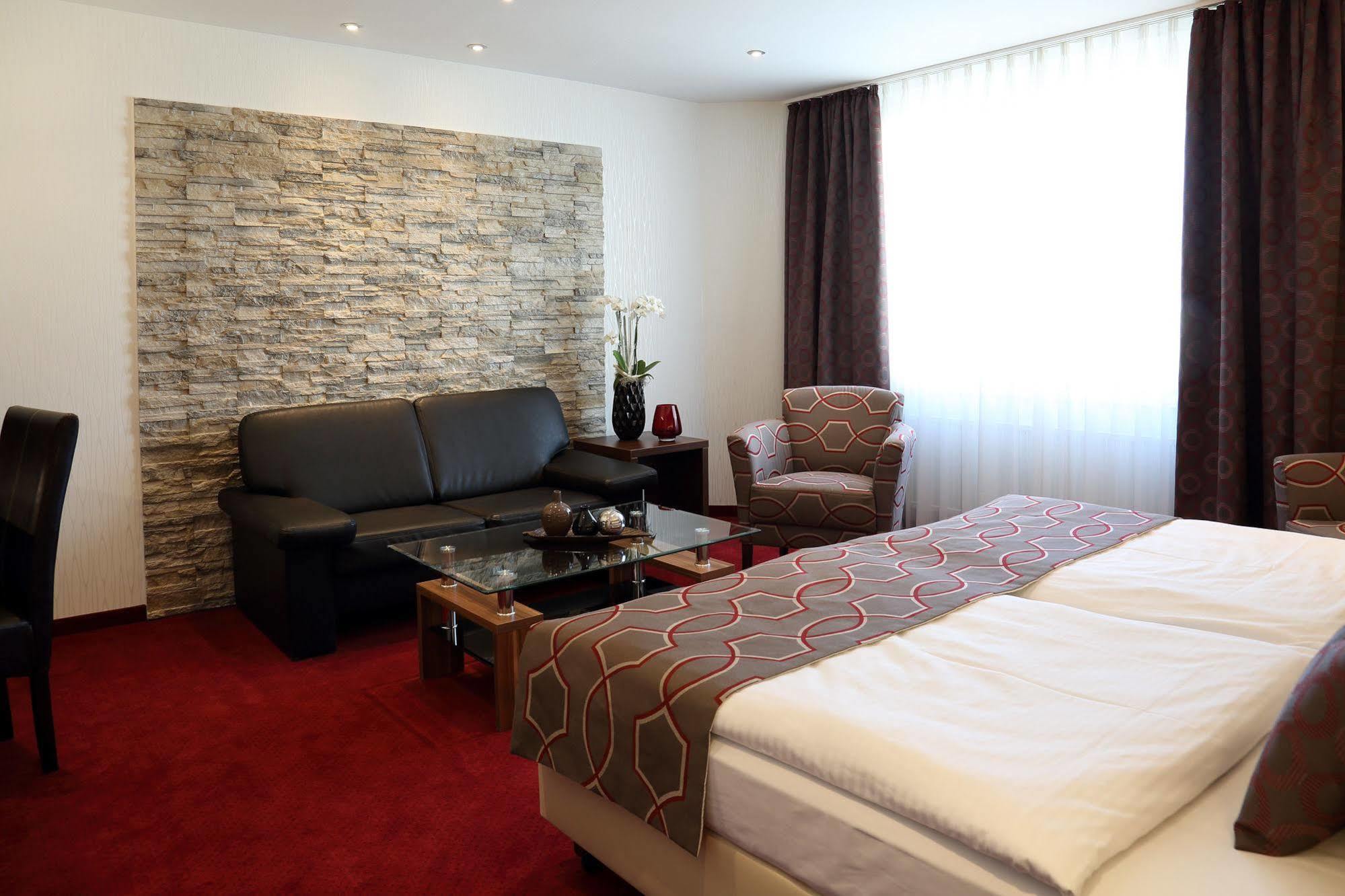 Lobinger Hotel Weisses Ross Лангенау Экстерьер фото