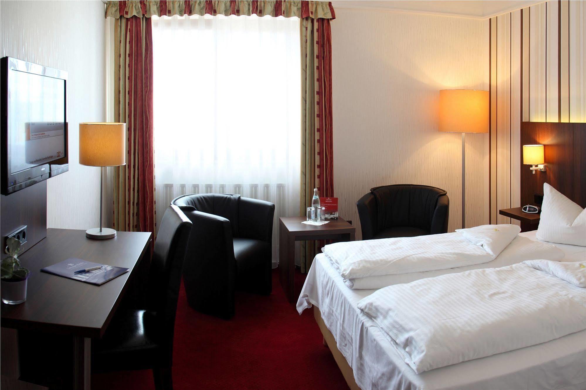 Lobinger Hotel Weisses Ross Лангенау Экстерьер фото