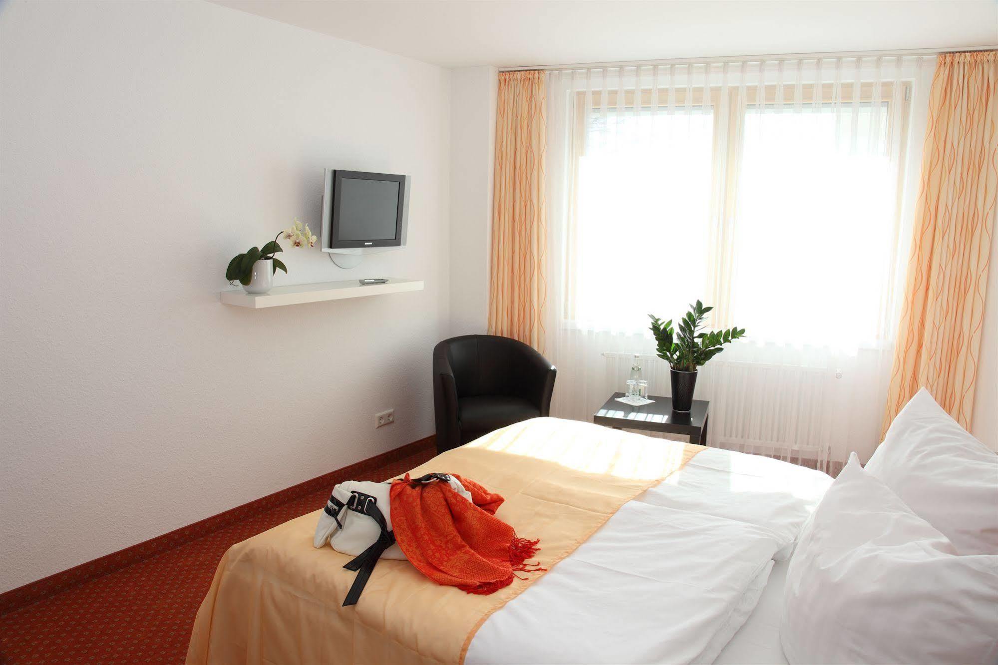 Lobinger Hotel Weisses Ross Лангенау Экстерьер фото