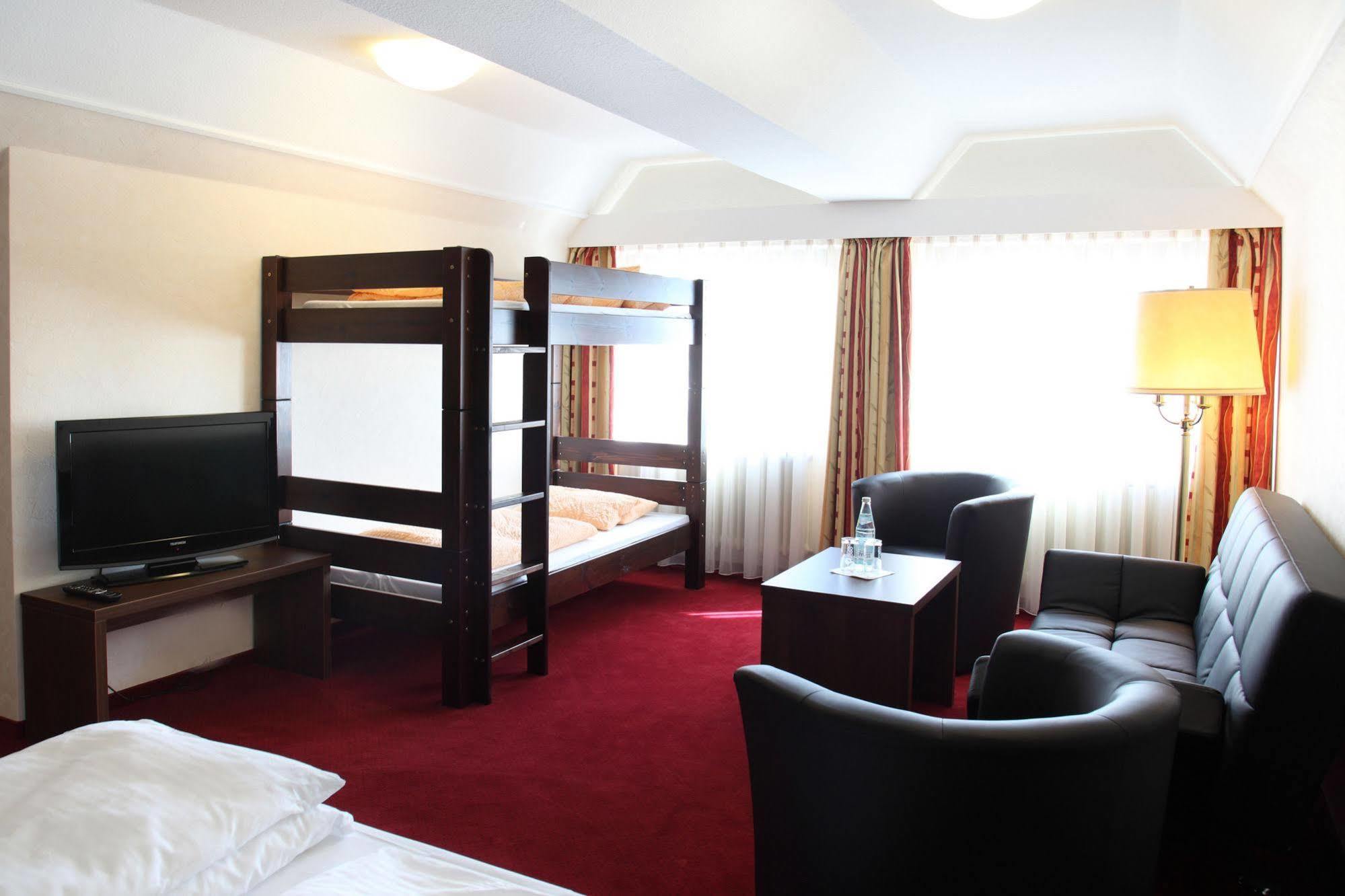Lobinger Hotel Weisses Ross Лангенау Экстерьер фото