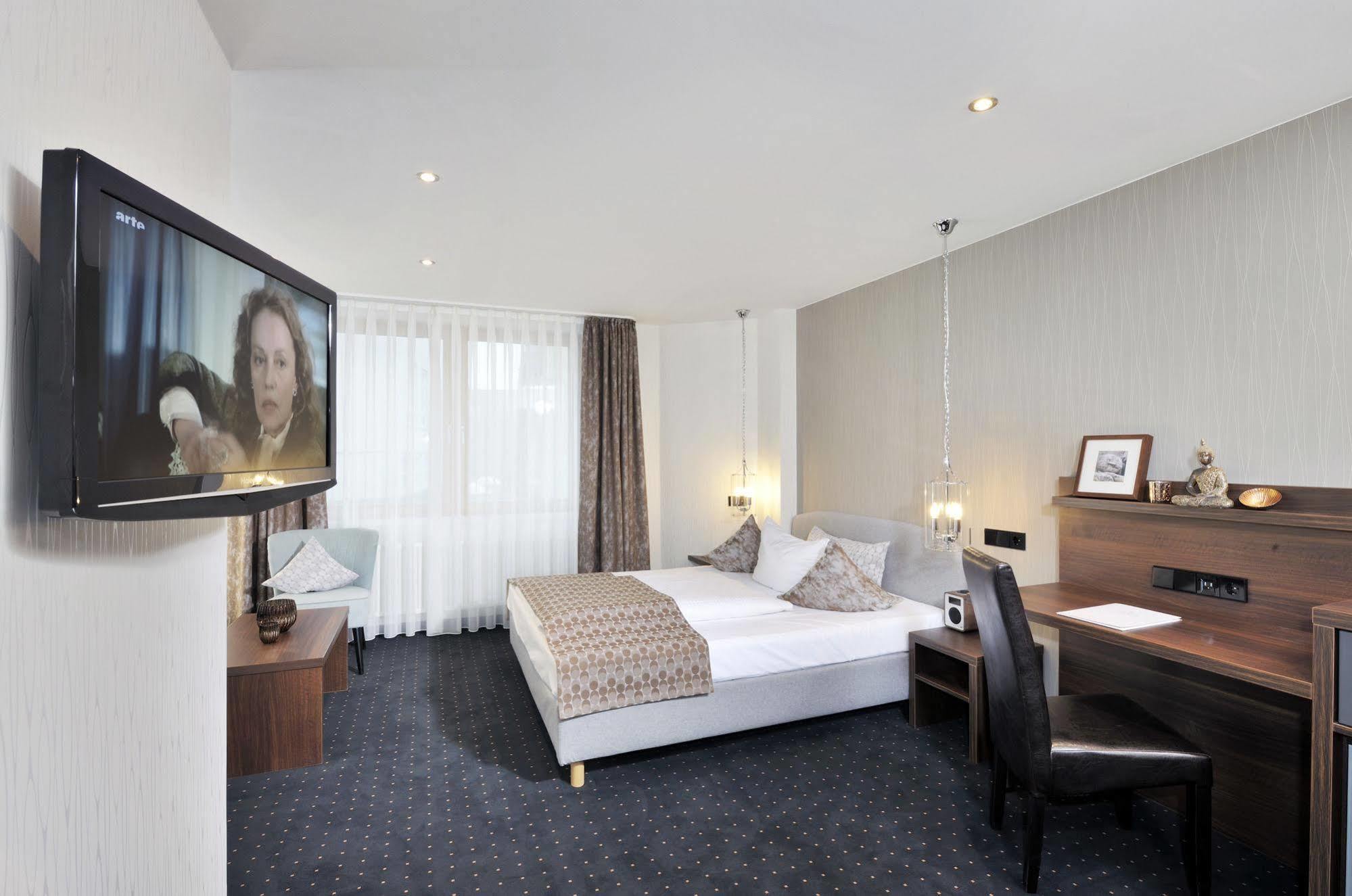 Lobinger Hotel Weisses Ross Лангенау Экстерьер фото
