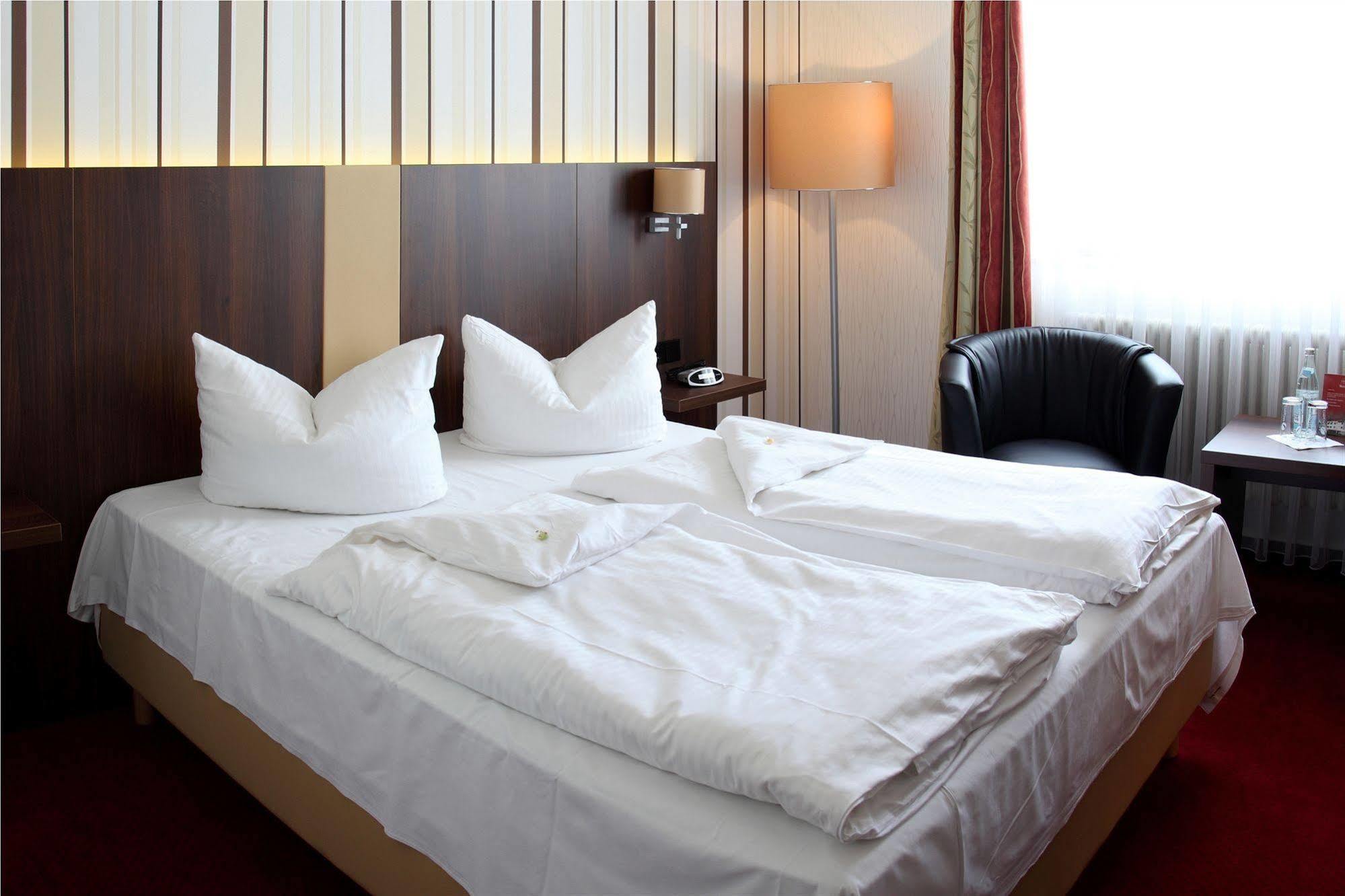 Lobinger Hotel Weisses Ross Лангенау Экстерьер фото