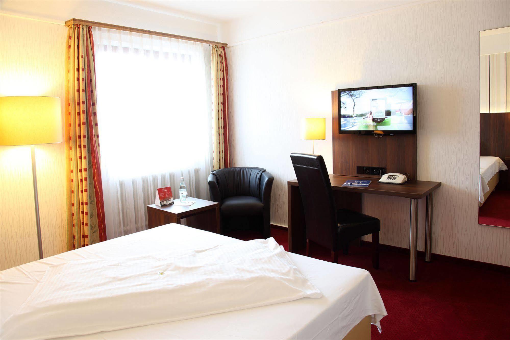 Lobinger Hotel Weisses Ross Лангенау Экстерьер фото